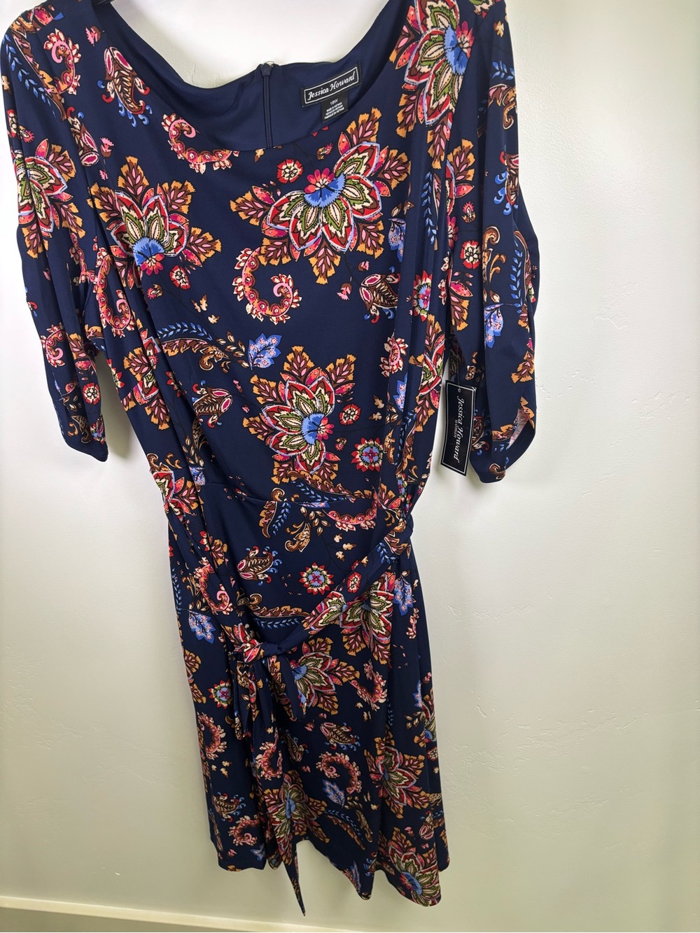 JESSICA HOWARD DRESS WOMEN 18W
NAVY BLUE WITH COLORFUL FLOWERS
POLY  3/4 SLEEVE